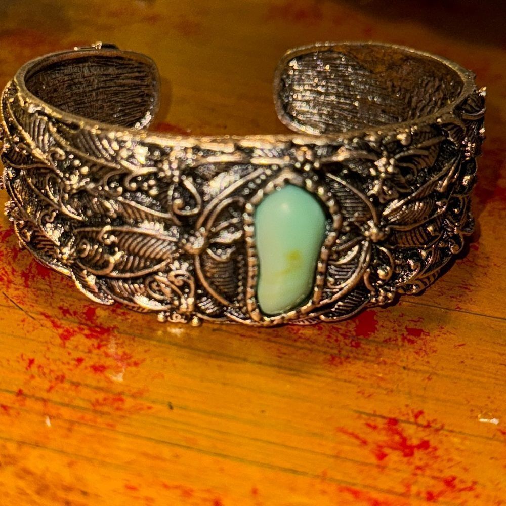 New southwestern style silver tone withh faux turquoise bracelet